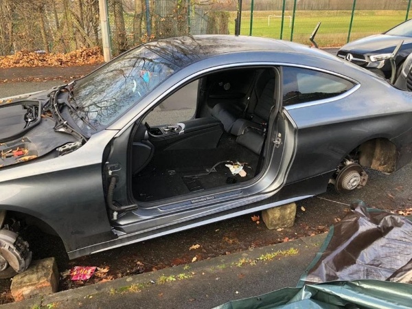Professional Thieves Strip Mercedes Down Outside Owner’s Home, Steals Doors, Bonnet, Boot, Wheels And Seats - autojosh 
