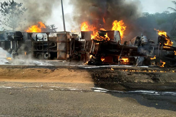 Three Lives Lost, 7 Vehicles Burnt After Out Of Control Fuel Tanker Crashed Into Motorcycle In Ogun - autojosh 
