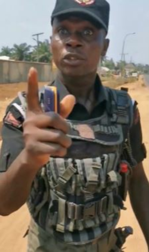 Motorist Confronts Nigerian Police Officer Who Planted Marijuana "Igbo" In His Car To Frame Him Up - autojosh 