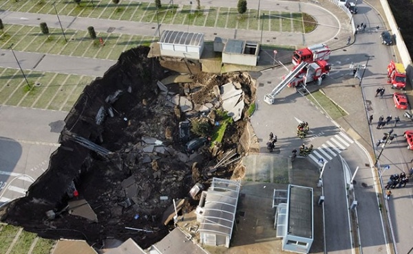 Huge Sinkhole, 66-feet Dip, Swallows Several Cars At Hospital's Car Park In Italy - autojosh 