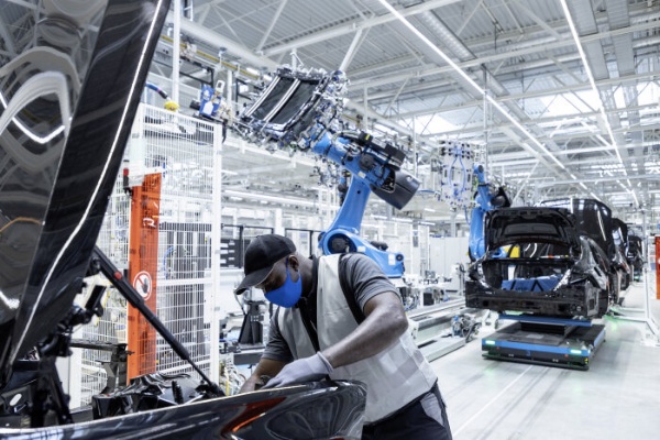 Man And Machine : A Peek Into How Mercedes-Benz Build All-new 2021 S-Class At Its 5G-enabled Factory 56 - autojosh 