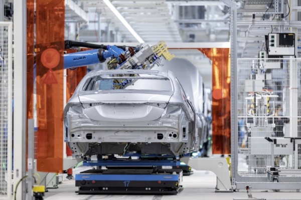 Man And Machine : A Peek Into How Mercedes-Benz Build All-new 2021 S-Class At Its 5G-enabled Factory 56 - autojosh 
