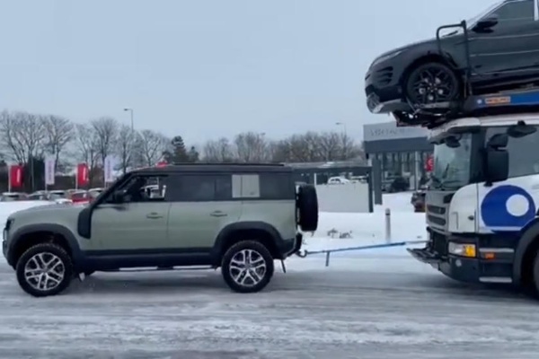 Land Rover Salesman Uses Defender To Tow Stuck 44-tonne Car Carrier Carrying 7 New SUVs To Showroom - autojosh 