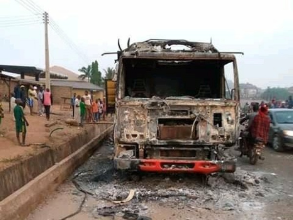 Mob Sets Truck Conveying Cows Ablaze After Crushing A Man To Death In Oyo - autojosh 