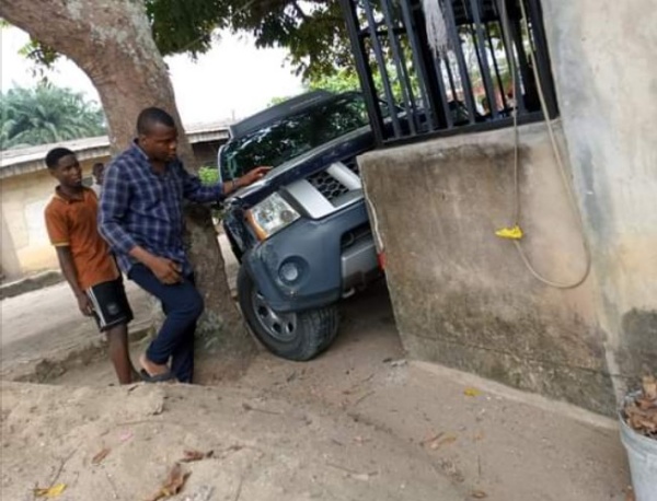 Man Escaped Death As Learner Driver Crashes Nissan Xterra Into Building In Calabar - autojosh 