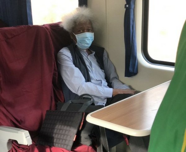 Professor Wole Soyinka Enjoys Lagos-Ibadan Train Ride, Signs Autograph For A Kid - autojosh 