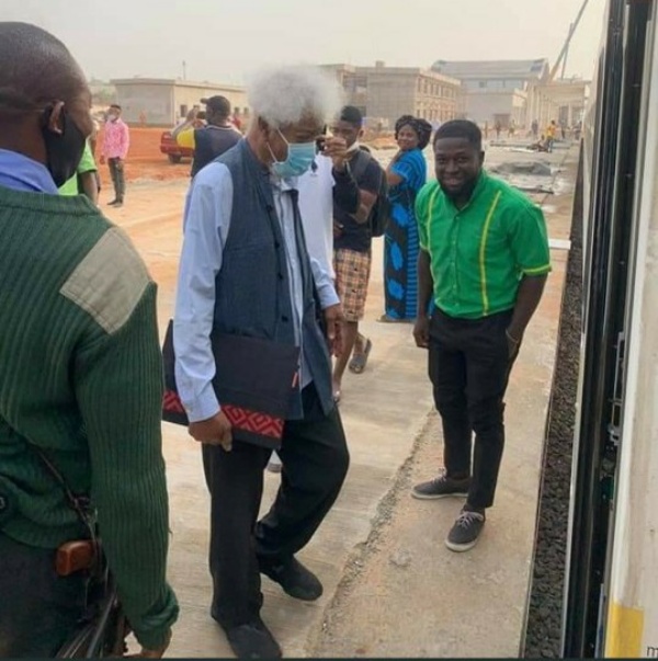 Professor Wole Soyinka Enjoys Lagos-Ibadan Train Ride, Signs Autograph For A Kid - autojosh 