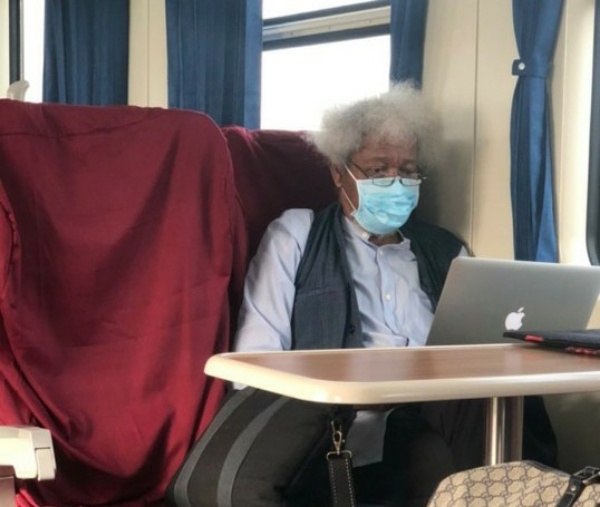 Professor Wole Soyinka Enjoys Lagos-Ibadan Train Ride, Signs Autograph For A Kid - autojosh 