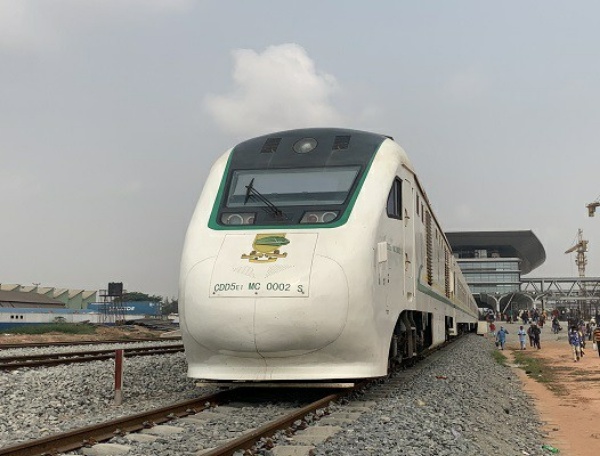 Professor Wole Soyinka Enjoys Lagos-Ibadan Train Ride, Signs Autograph For A Kid - autojosh 