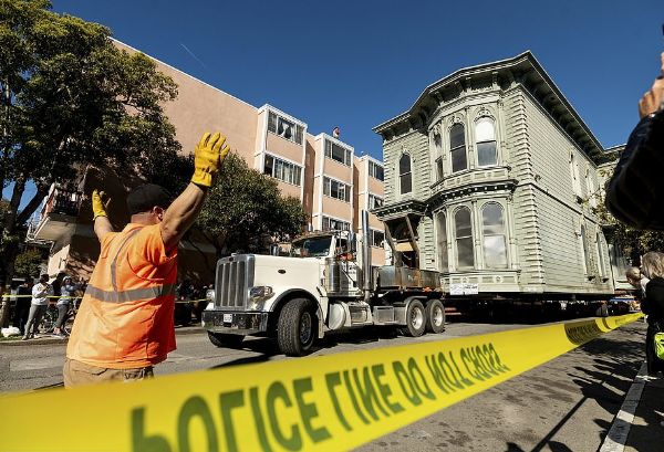 Watch As Truck Move 139 Years Old House Worth $2.6m To A New Location In U.S - autojosh 