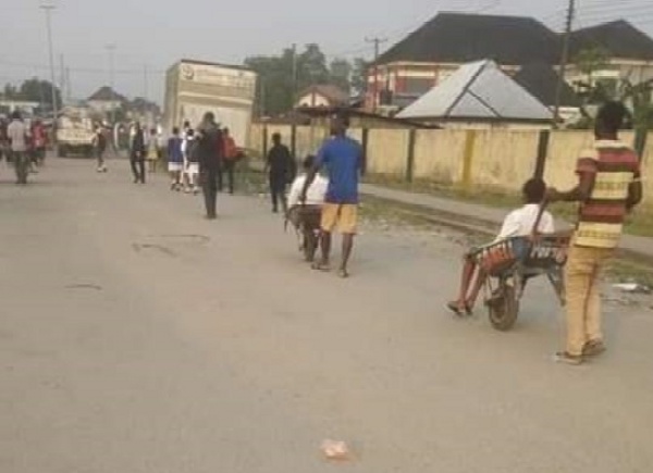 People Now Pay N100 To Ride In Wheelbarrow In Port Harcourt To Avoid Trekking Over 1-km Distance - autojosh 