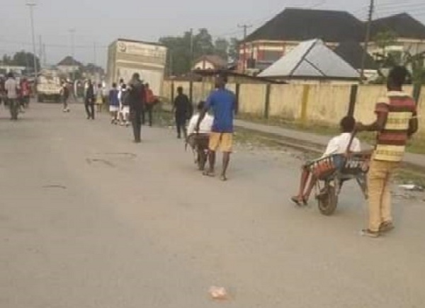 People Now Pay N100 To Ride In Wheelbarrow In Port Harcourt To Avoid Trekking Over 1-km Distance - autojosh