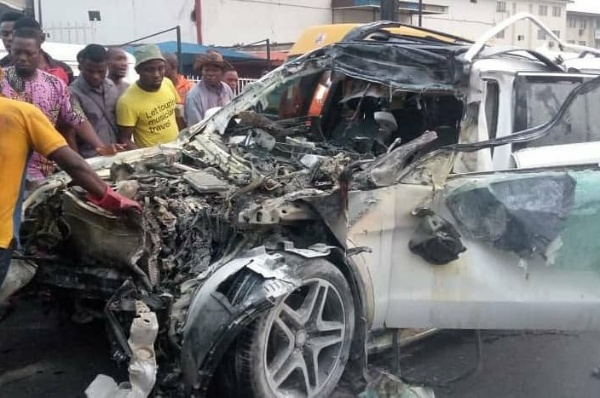 Mercedes-Benz GL SUV Totaled After Ramming Into Truck Carrying Two 20ft Containers In Lagos - autojosh