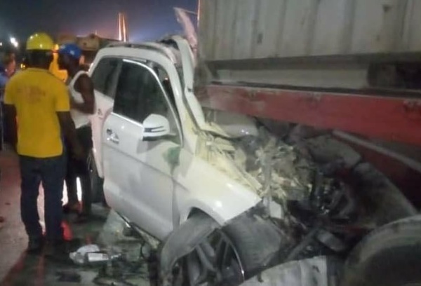 Mercedes-Benz GL SUV Totaled After Ramming Into Truck Carrying Two 20ft Containers In Lagos - autojosh 