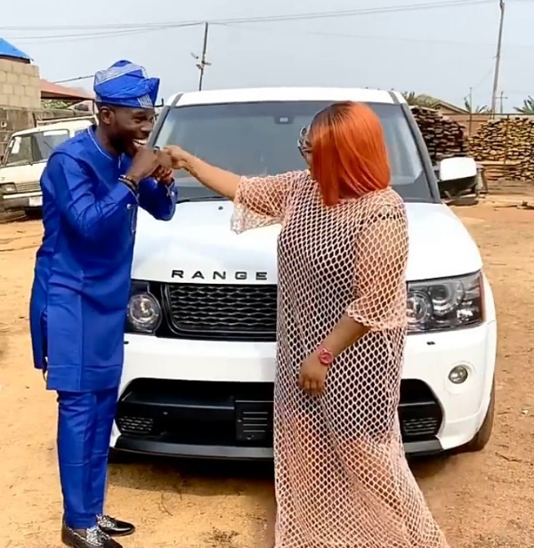 Actress Biodun Okeowo "Omoborty" Surprises Comedian "Ijebu" With Range Rover Sport SUV - autojosh