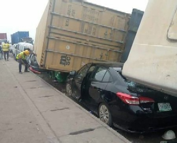 40-Feet Container Falls On Four Vehicles At Trade Fair, Lagos - autojosh