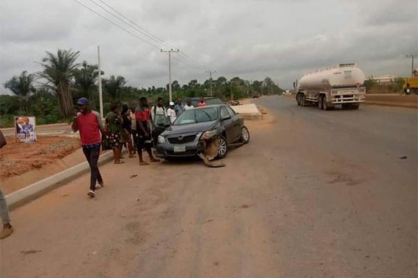 10 Escape Death After An Overtaking Corolla Crashed Into “Access Road Island” And Highlander In Anambra - autojosh 