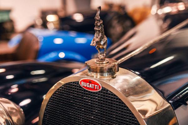 Bugatti's Radiator 'Macaron Badge' Contains 150g Silver And Takes 10 Hours To Create - autojosh