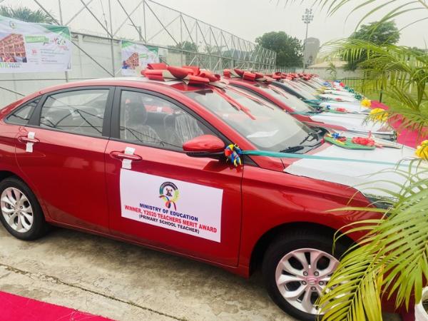 GOV. Sanwo-Olu Presents Car Gifts To 13 Outstanding Teachers At The Lagos State Teachers Merit Award - autojosh