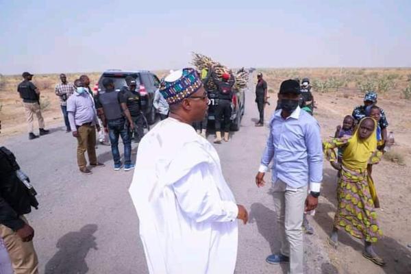 Gov. Zulum Stops His Motorcade Along Boko Haram Infested Area To Lift 12 Girls Fetching Fire Wood - autojosh 