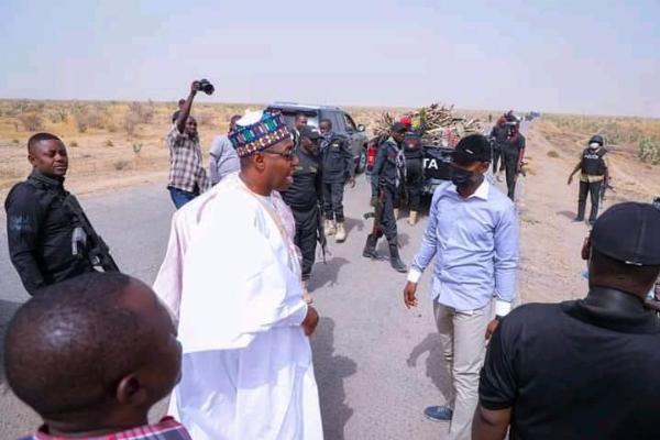 Gov. Zulum Stops His Motorcade Along Boko Haram Infested Area To Lift 12 Girls Fetching Fire Wood - autojosh 