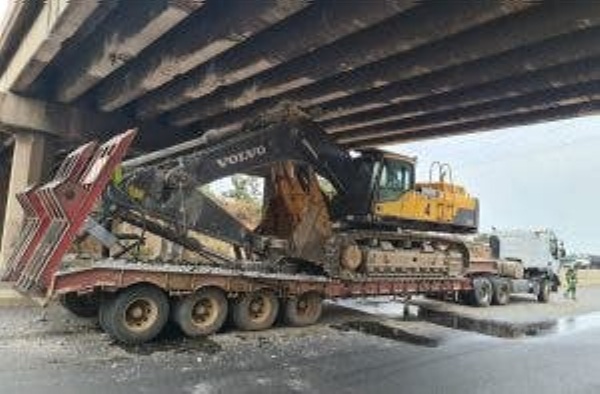 Trailer Ferrying Excavator Damages 3 Flyover Bridges Along Lagos-Ibadan Expressway - autojosh 