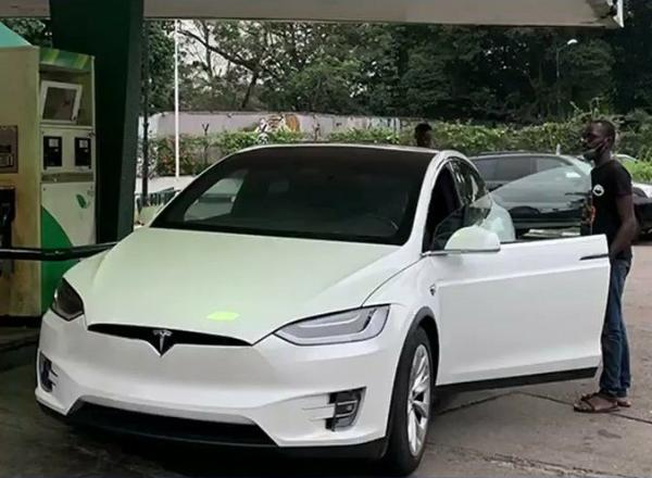 234Drive Pranks Petrol Attendants By Trying To Fuel Electric Tesla Model X At Filling Station In Lagos - autojosh 