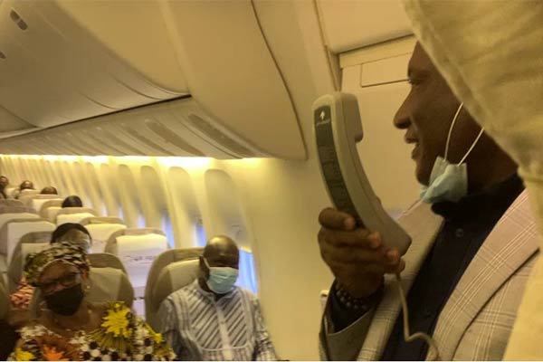 Passengers Excited As Air Peace Boss Onyema Shares Easter Gifts On Lagos–Abuja Flight - autojosh 