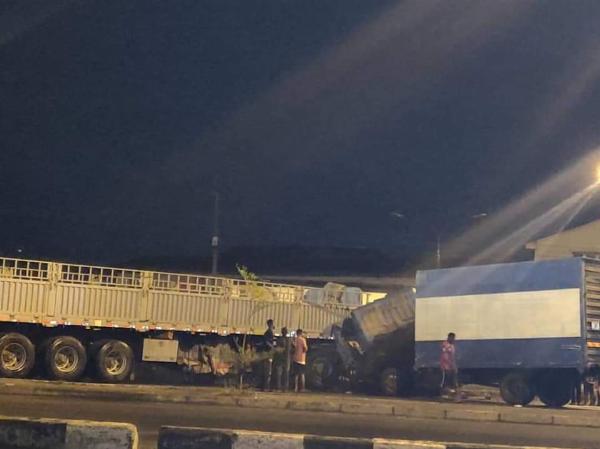 LASEMA Paramedics Rescue Two As Dangote Truck Collides With Oncoming Truck At Fadeyi - autojosh 