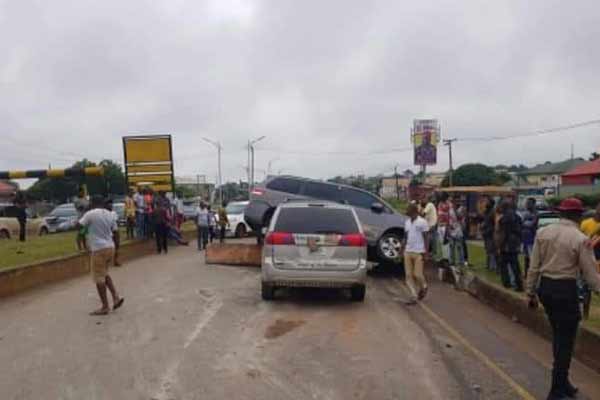 Two Toyota Siennas Owned By Same Transport Company Ram Into Barricade In Enugu Due To Lack Of Road Signs - autojosh 