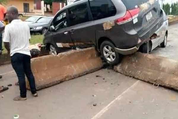 Two Toyota Siennas Owned By Same Transport Company Ram Into Barricade In Enugu Due To Lack Of Road Signs - autojosh 