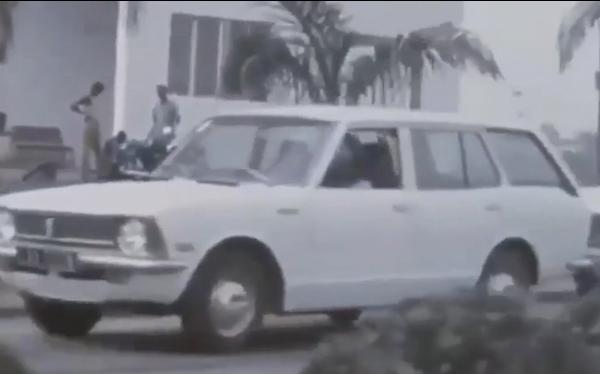 Fuel Scarcity In 1974, See Cars In Vogue In The 70s As Nigerians Queue Up To Buy Fuel - autojosh 