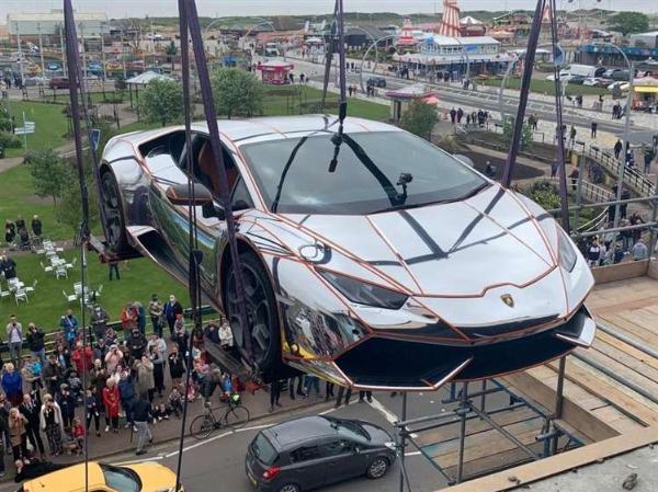 N328m Lamborghini Huracan Supercar Lifted By Crane Into A Night Club Set For Launch In June