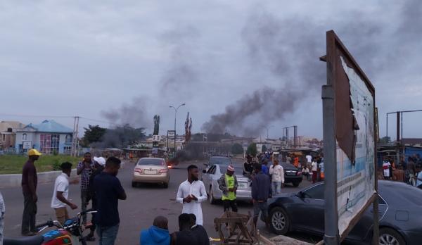 Stop Robbing Us, So No To EFCC : Yahoo Boys Blocks Roads In Osun State To Protest EFCC Extortions - autojosh 