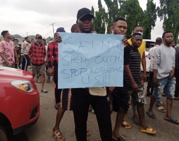 Stop Robbing Us, So No To EFCC : Yahoo Boys Blocks Roads In Osun State To Protest EFCC Extortions - autojosh