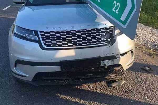 UK Driver Escapes Death After Crashing Range Rover Into Road Sign, Slicing Through Through The SUV - autojosh 