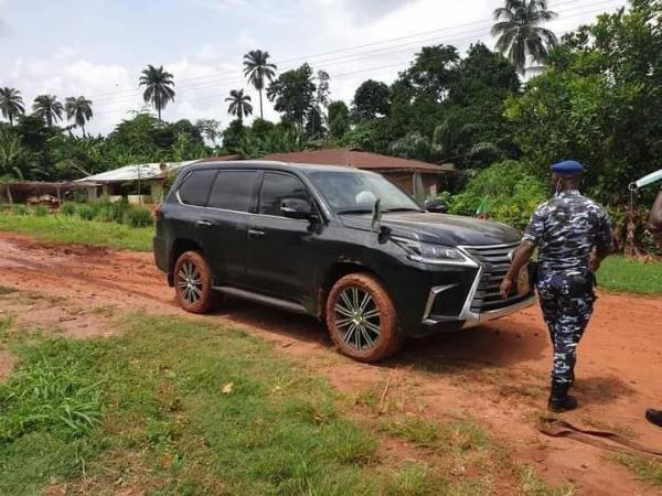 Gov. Godwin Obaseki's Official Car Bulletproof LX 570 SUV Stuck In Mud In Edo State - autojosh