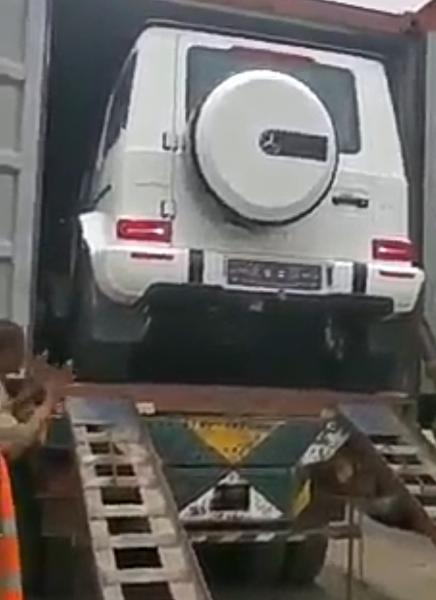 Man Begs As A Mercedes-Benz G-Wagon SUV Is Being Offloaded From A Truck - autojosh 