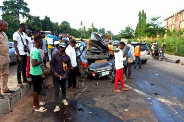 Accident Claims 3 Lives In Ondo After An Out-of-control Toyota Corolla Crashed Into Bullion Van - autojosh