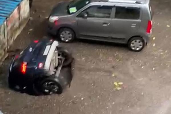 Shocking Moment Sinkhole Swallowed Hyundai Venue SUV In India - autojosh 
