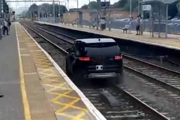 Two Police Officers Injured As Thief Races Stolen Land Rover Discovery SUV Down A Train Track - autojosh 