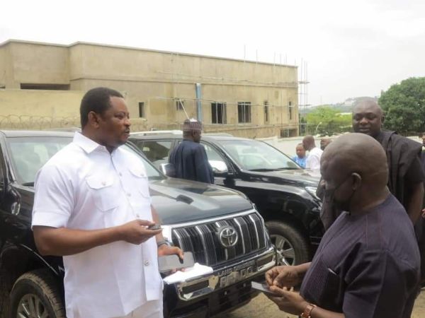 Cross River Governor Ayade Gifts Toyota Land Cruiser SUVs To Reps Who Decamped To APC - autojosh