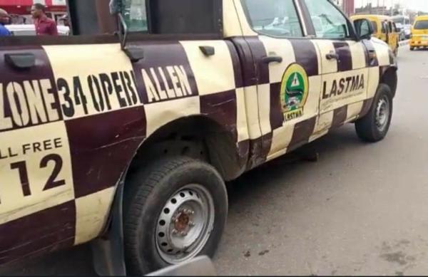 PHOTOS: Driver Resists Arrest, Lies Naked Under LASTMA Vehicle In Ikeja - autojosh 
