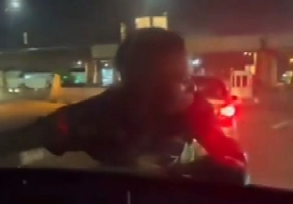 Watch : Man Clings To Speeding Car After Female Driver Refused To Tip Him For Parking On His “Territory” - autojosh 