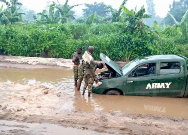 Nigerian Soldiers Struggles To Extract Toyota Hilux Pickup Truck Stuck In The Mud - autojosh 