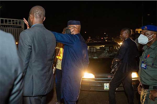 See As Ogun State Governor Dapo Abiodun Controls Traffic At Night
