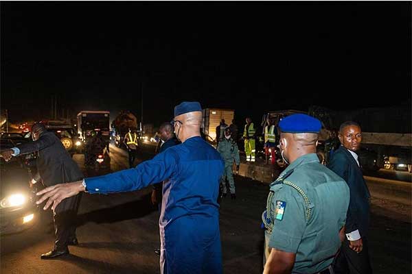 See As Ogun State Governor Dapo Abiodun Controls Traffic At Night