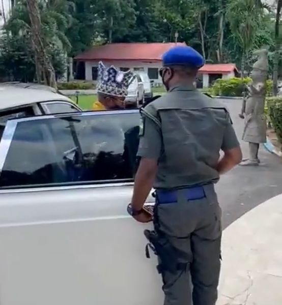 Oluwo Of Iwo Land Arrives In Style At The Palace Of Sir Gabriel Igbinedion In A Rolls-Royce Phantom - autojosh 