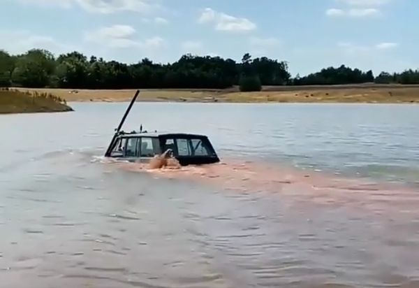 Watch A Range Rover SUV Fitted With Snorkel Drive Completely Underwater Like A Pro - autojosh 