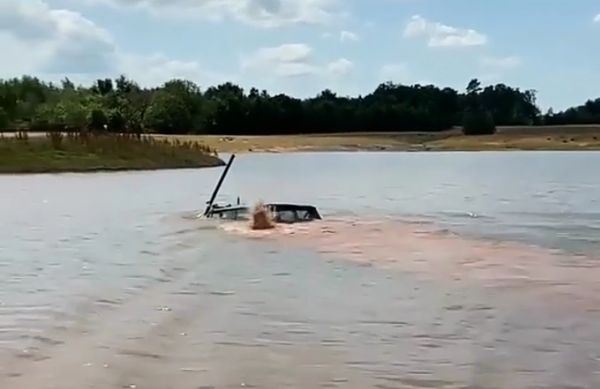 Watch A Range Rover SUV Fitted With Snorkel Drive Completely Underwater Like A Pro - autojosh 